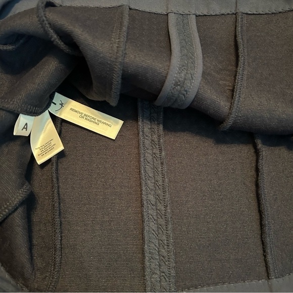 Ann Taylor Textured Knit Peplum Short Sleeve Top zippered Back Sz. M - Picture 10 of 13